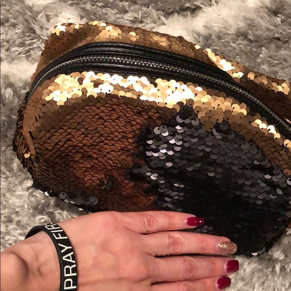 Makeup Bag - Gold flip sequin// Brand NEW - Picture 2 of 4